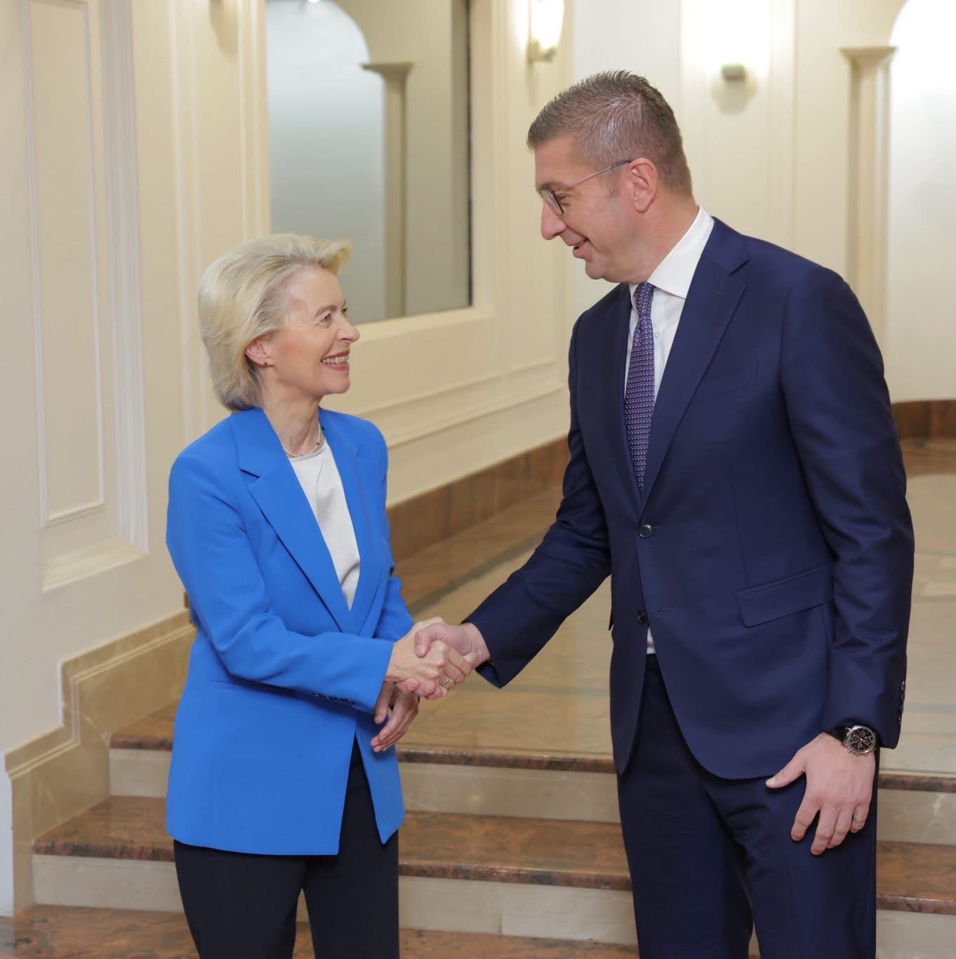 Ursula von der Leyen and Prime Minister Hristijan Mickoski shaking hands in Skopje